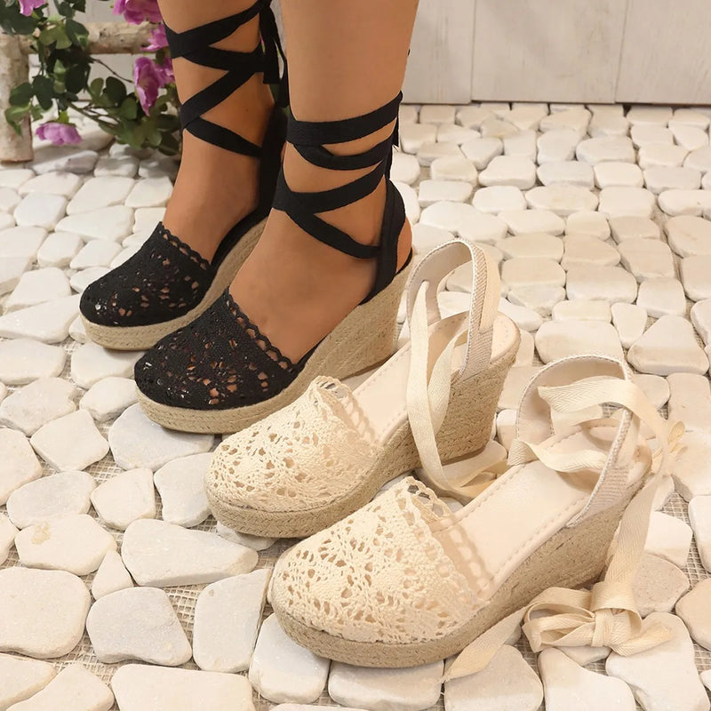 Cremefarbene Lace-Up Keilabsätze - Lara